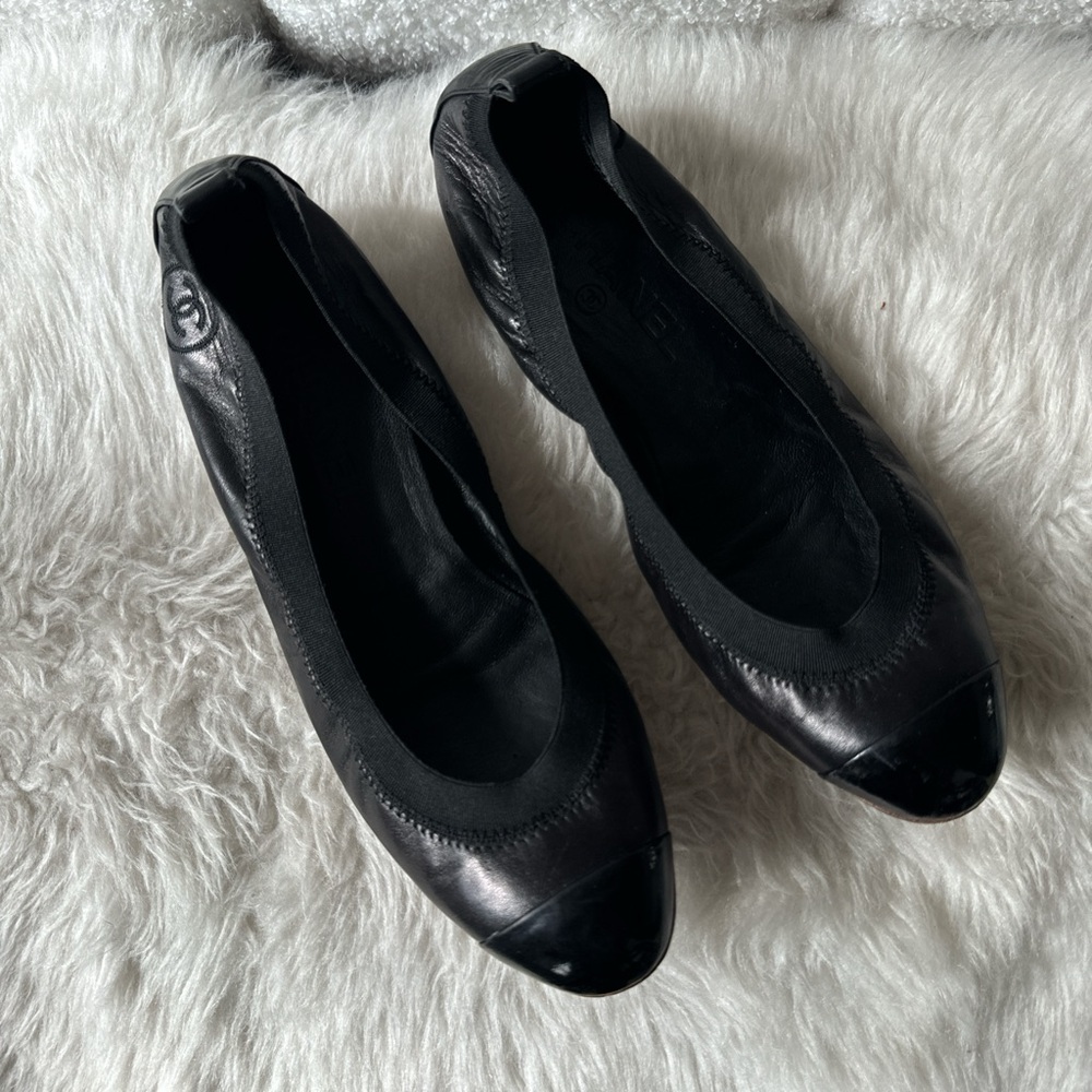 CHANEL Y2k Karl Lagerfeld Black Leather Cap Toe CC Logo Embroidered Ballet Flats